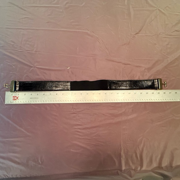 Cole Haan Black/Gold Crocodile Embossed Leather Stretch Back 1.5” Belt Small $90 - Picture 3 of 8